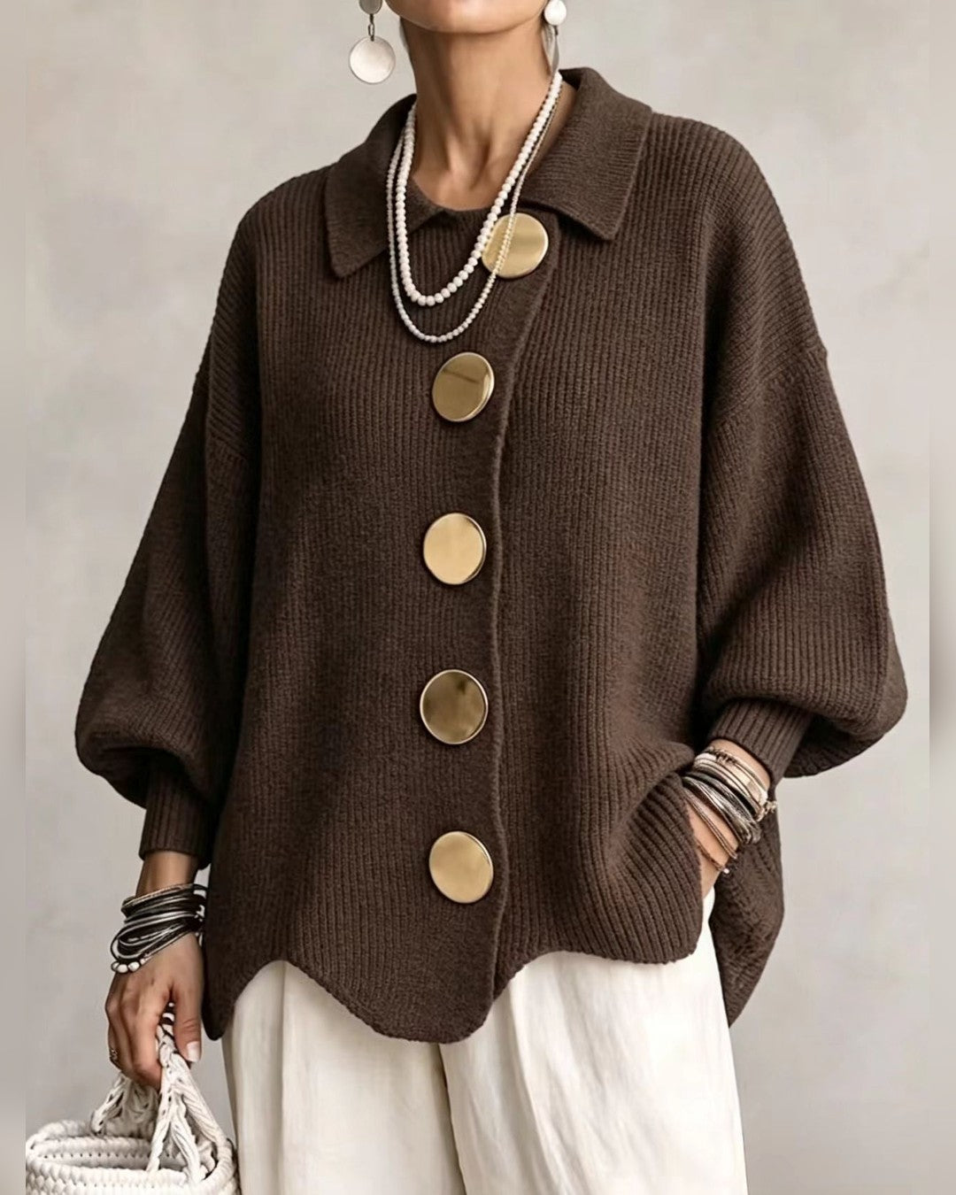 Erika | Oversize-Strickjacke mit goldenen Knöpfen – Mokka