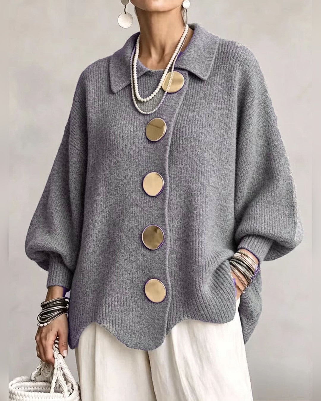 Erika | Oversize-Strickjacke mit goldenen Knöpfen – Grau