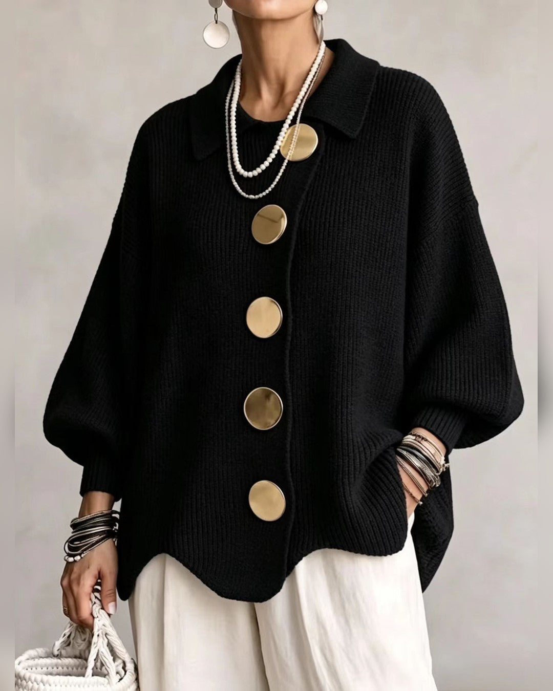 Erika | Oversize-Strickjacke mit goldenen Knöpfen – Schwarz