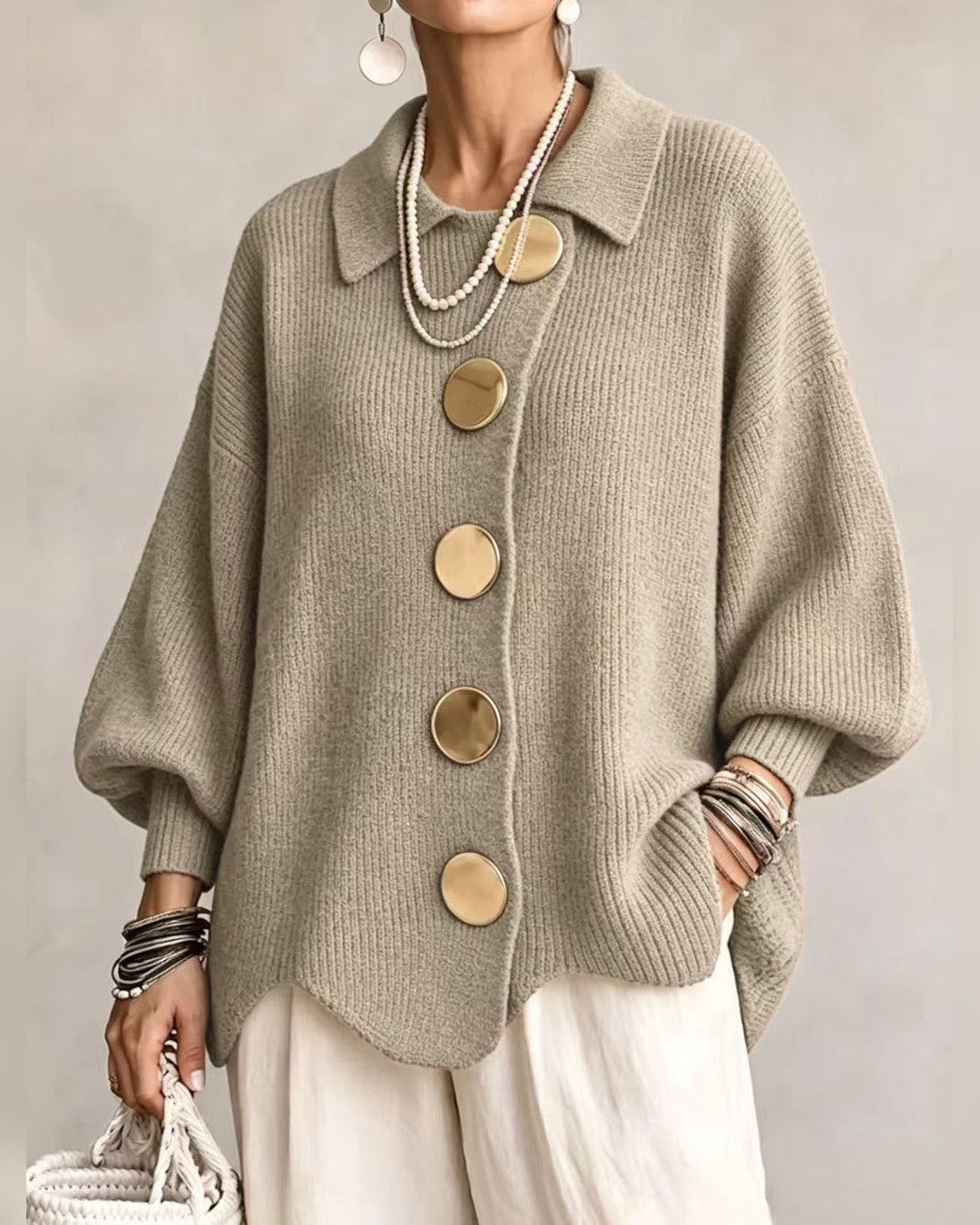 Erika | Oversize-Strickjacke mit goldenen Knöpfen – Khaki