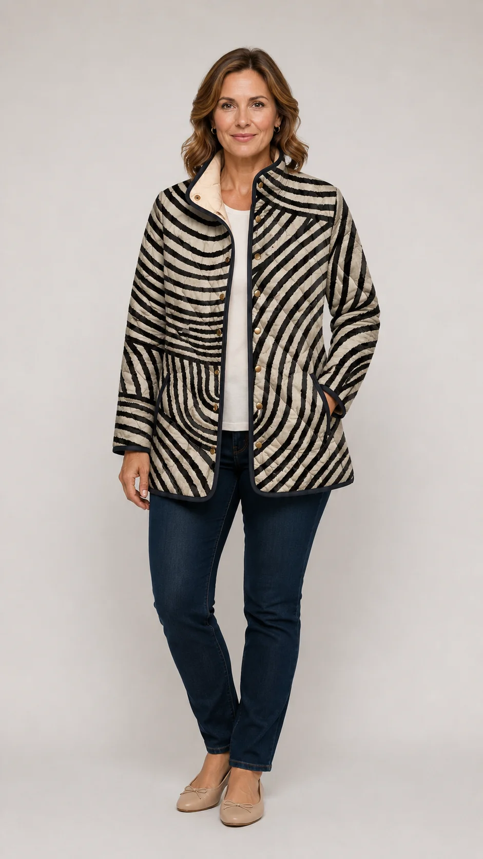 Inaya | Retro-Steppjacke mit handgezeichnetem Kreismuster