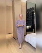 Kathi | Kuscheldecke zum Anziehen mit Taschen – Lila – getragen