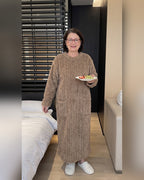 Kathi | Kuscheldecke zum Anziehen mit Taschen – Kaffee – getragen