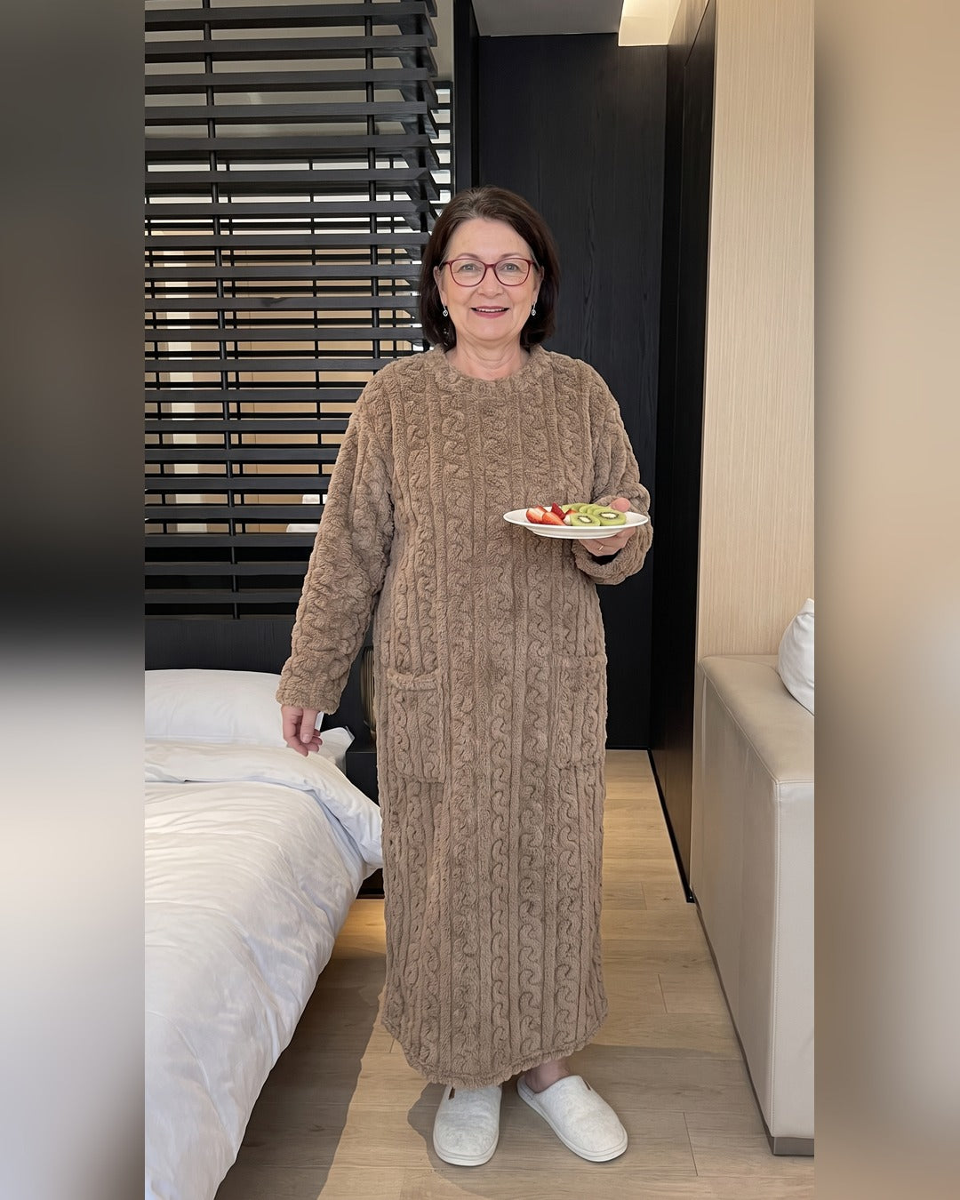 Kathi | Kuscheldecke zum Anziehen mit Taschen – Kaffee – getragen