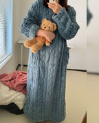 Kathi | Kuscheldecke zum Anziehen mit Taschen – Ansicht Rauchblau