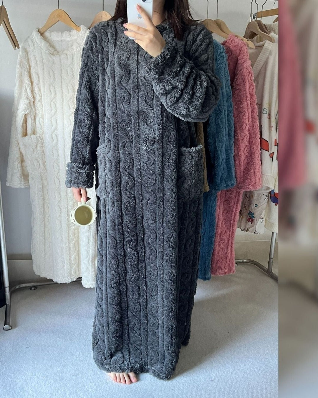 Kathi | Kuscheldecke zum Anziehen mit Taschen – Ansicht Dunkelgrau
