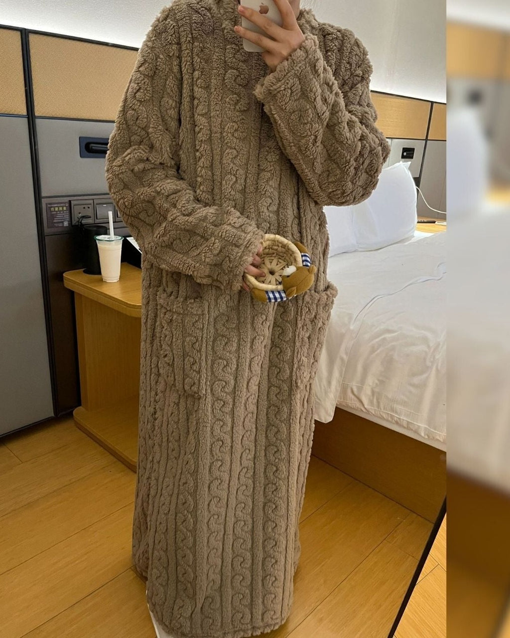 Kathi | Kuscheldecke zum Anziehen mit Taschen – Ansicht Kaffee