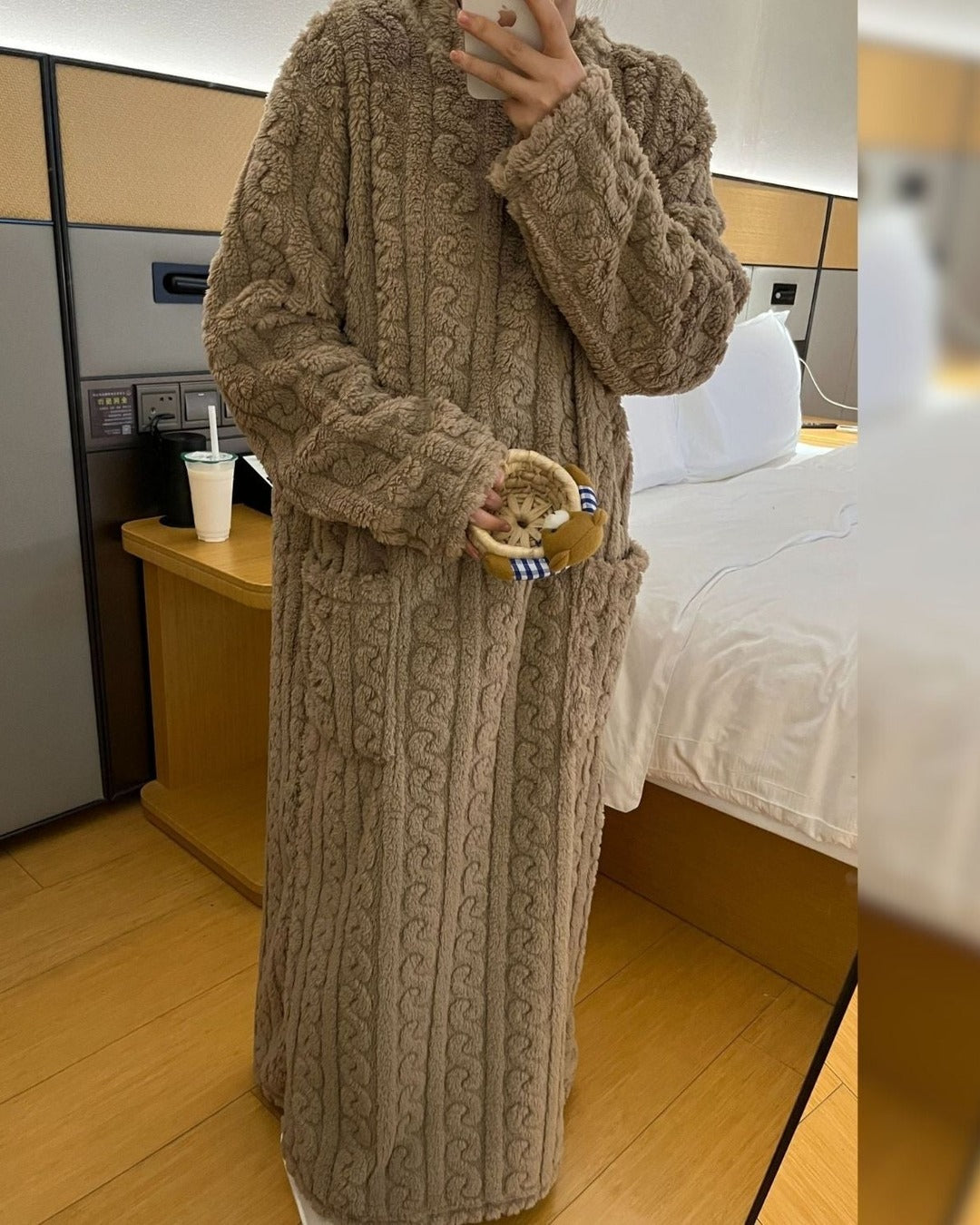 Kathi | Kuscheldecke zum Anziehen mit Taschen – Ansicht Kaffee