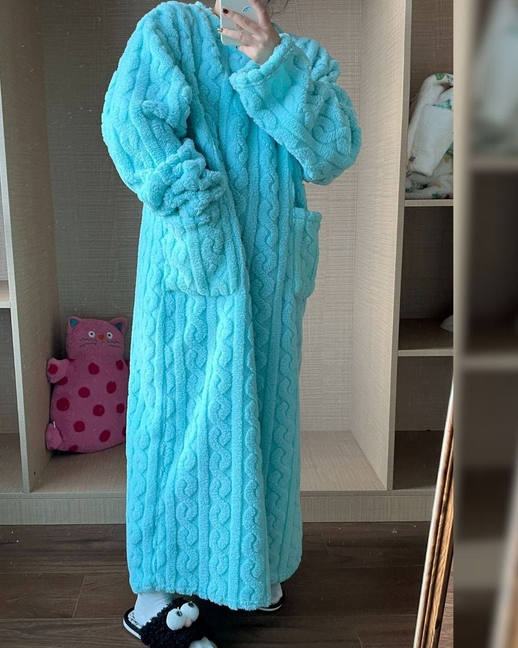 Kathi | Kuscheldecke zum Anziehen mit Taschen – Ansicht Türkis