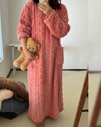 Kathi | Kuscheldecke zum Anziehen mit Taschen – Ansicht Rosa
