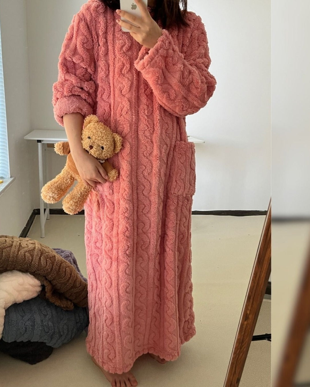 Kathi | Kuscheldecke zum Anziehen mit Taschen – Ansicht Rosa