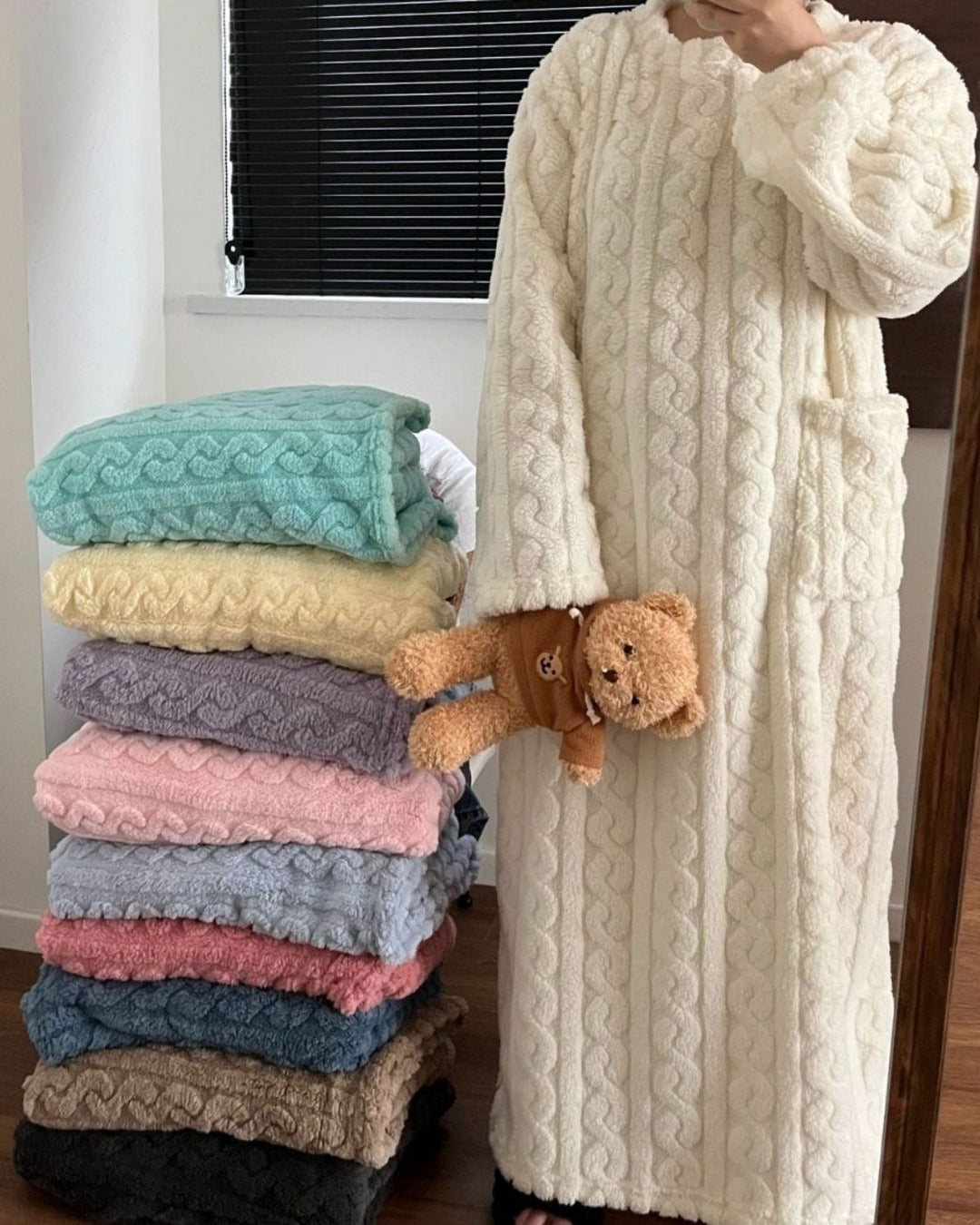 Kathi | Kuscheldecke zum Anziehen mit Taschen – Ansicht Creme