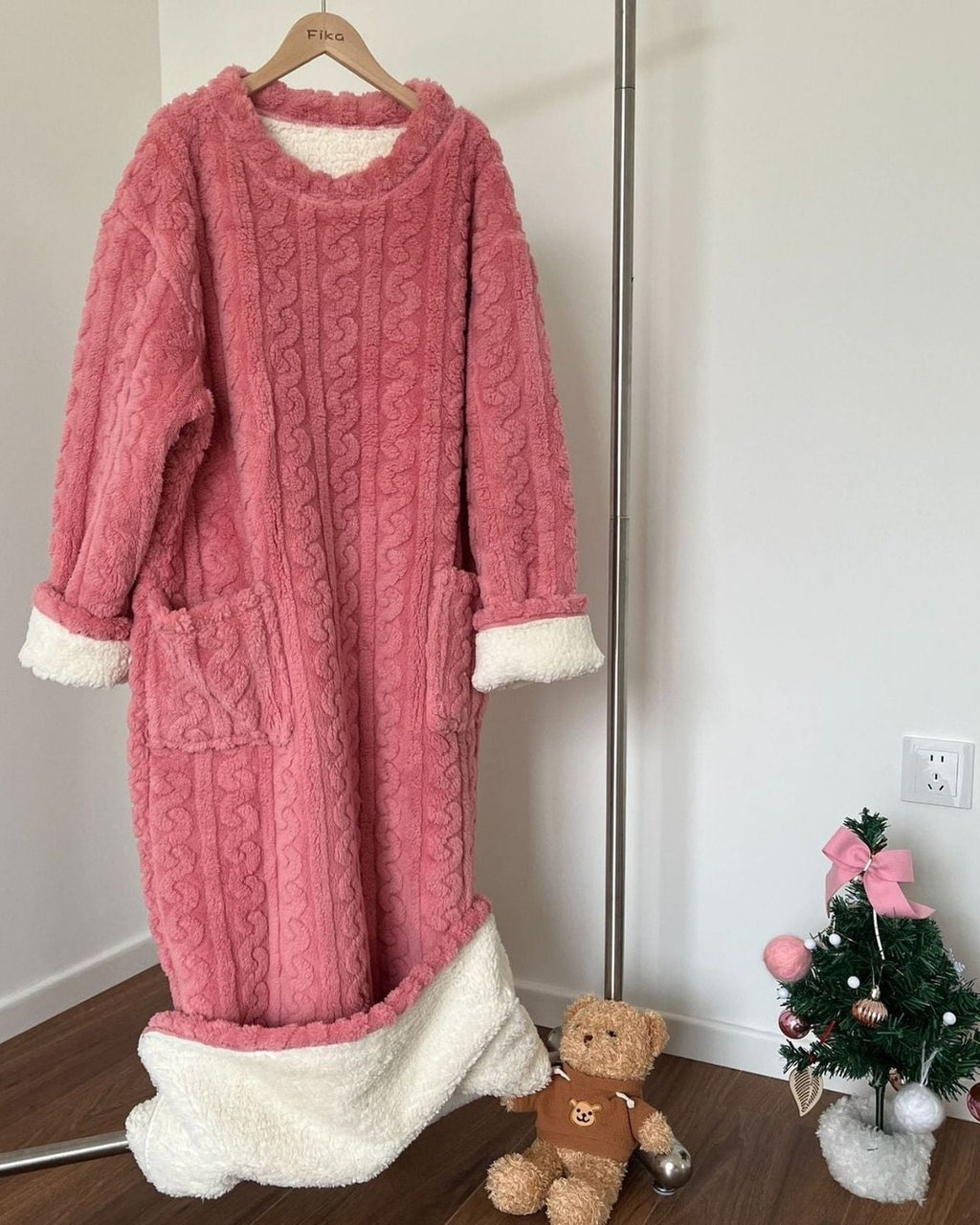 Kathi | Kuscheldecke zum Anziehen mit Taschen – Ansicht Rosa doppellagig