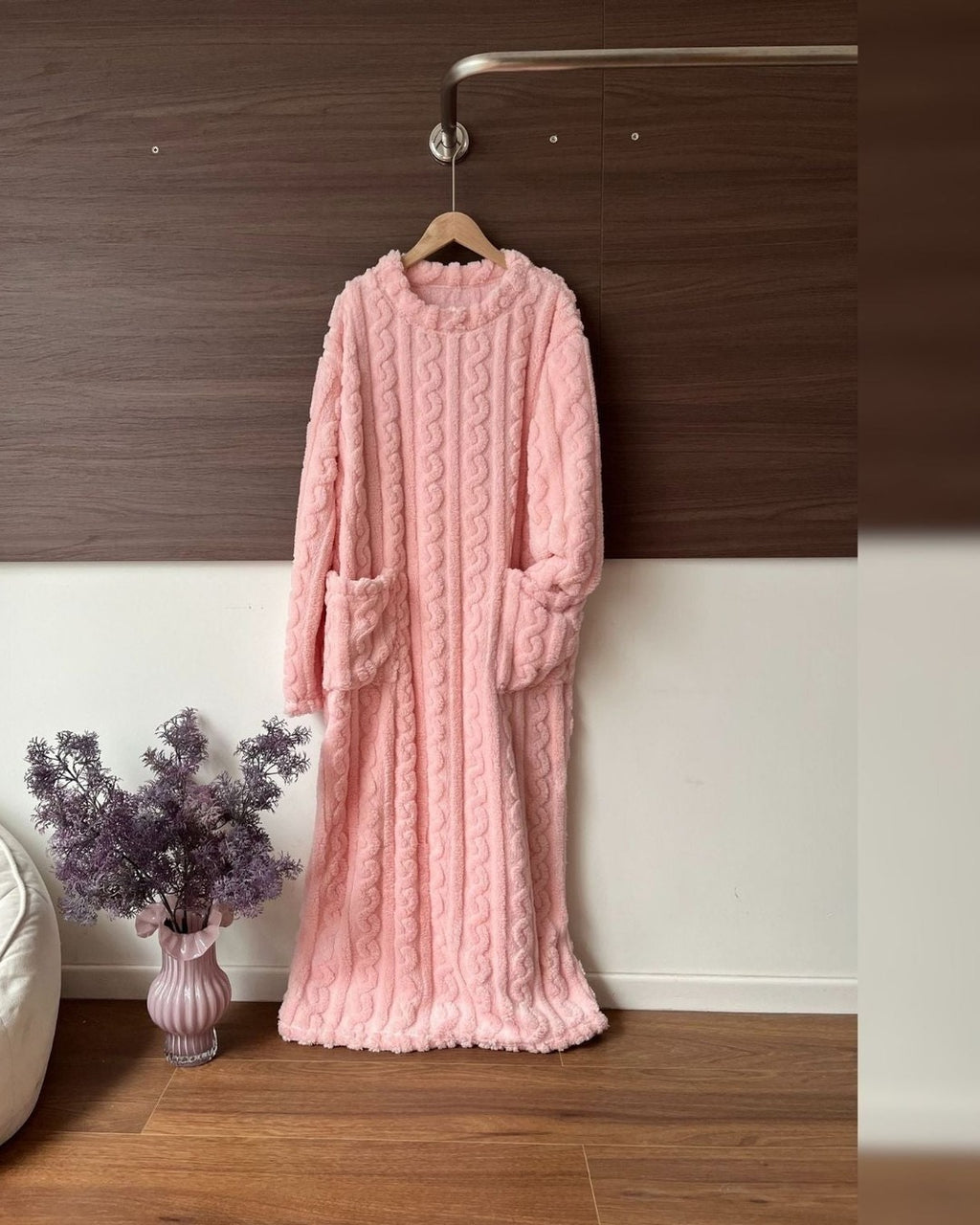 Kathi | Kuscheldecke zum Anziehen mit Taschen – Ansicht Babyrosa