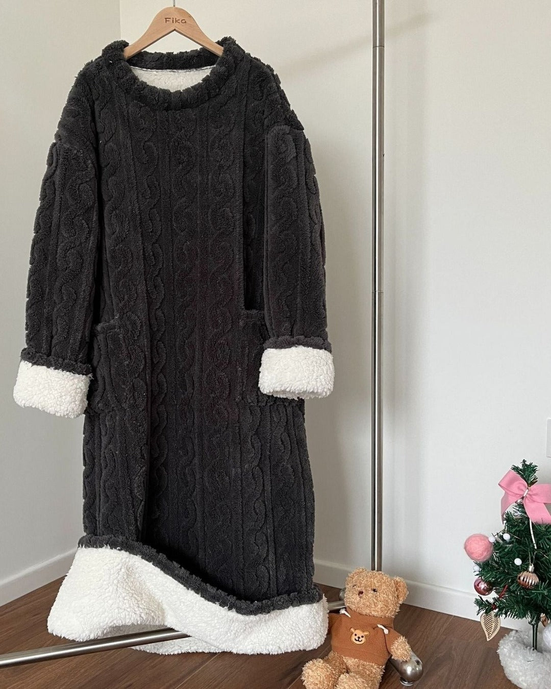 Kathi | Kuscheldecke zum Anziehen mit Taschen – Ansicht Dunkelgrau doppellagig