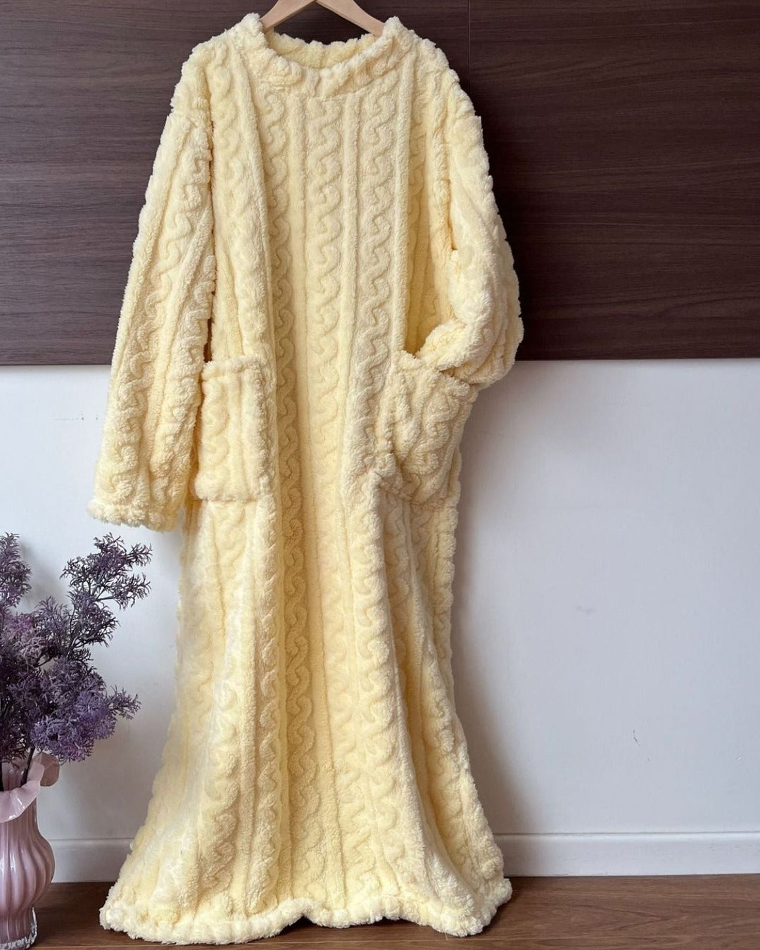 Kathi | Kuscheldecke zum Anziehen mit Taschen – Ansicht Vanille