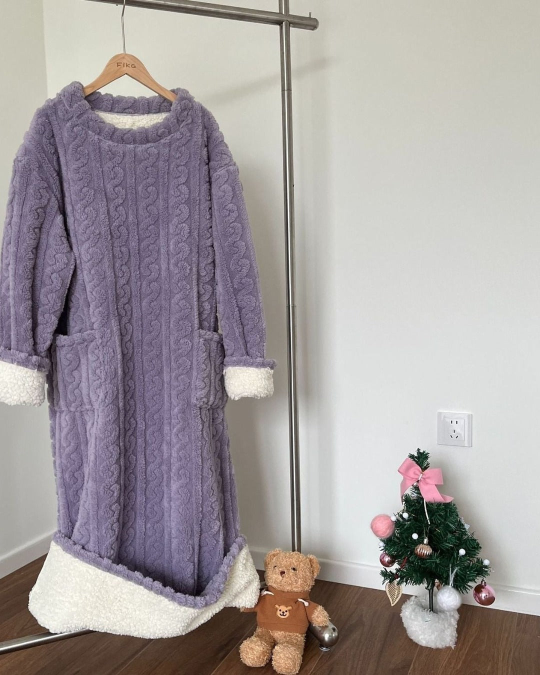 Kathi | Kuscheldecke zum Anziehen mit Taschen – Ansicht Lila doppellagig