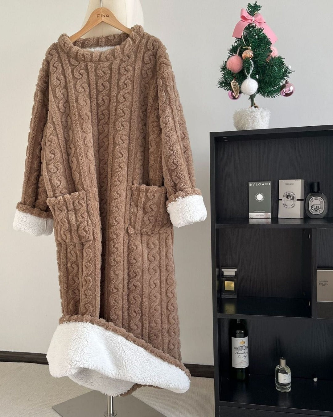 Kathi | Kuscheldecke zum Anziehen mit Taschen – Ansicht Kaffee doppellagig