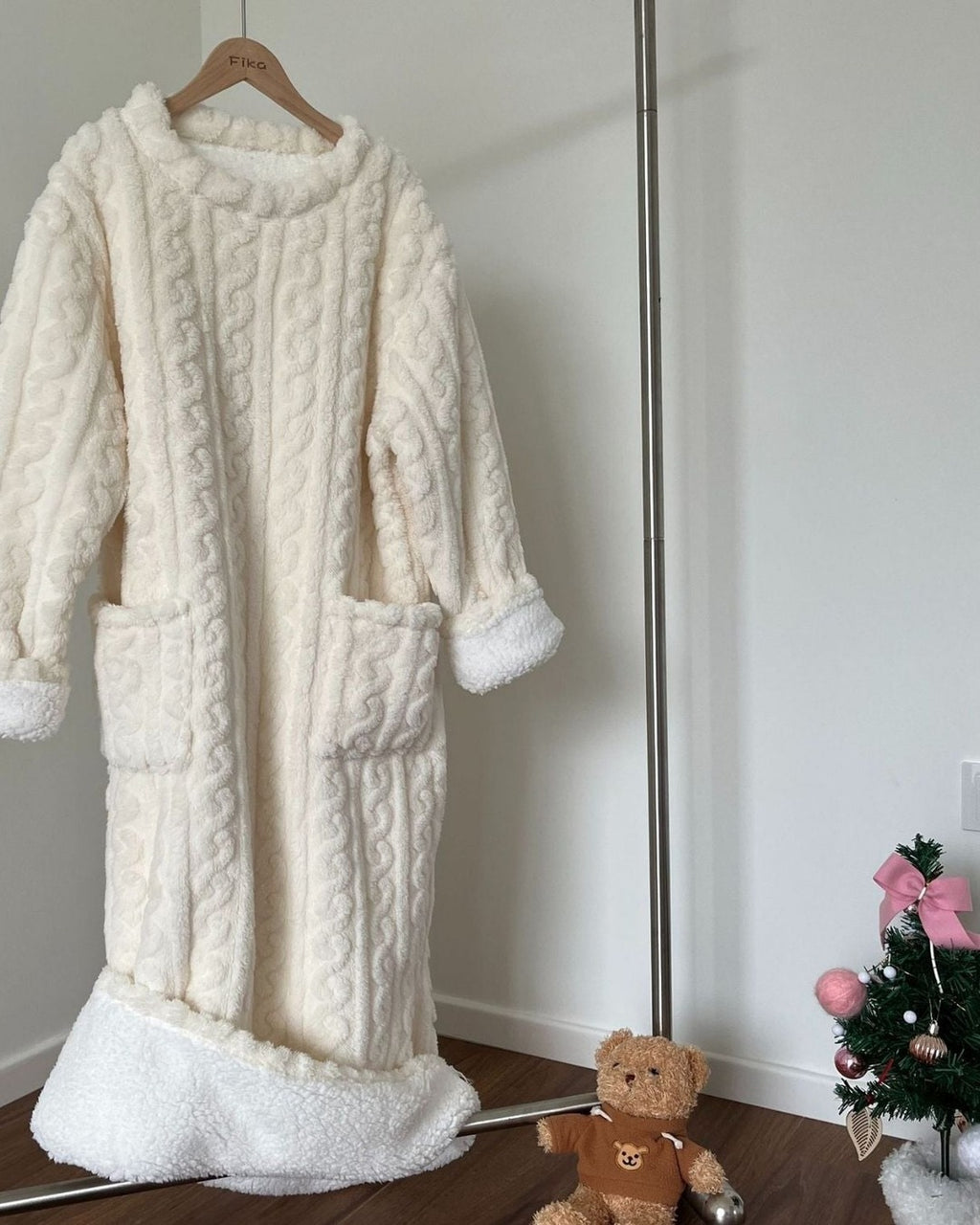 Kathi | Kuscheldecke zum Anziehen mit Taschen – Ansicht Creme doppellagig