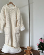 Kathi | Kuscheldecke zum Anziehen mit Taschen – Ansicht Creme doppellagig