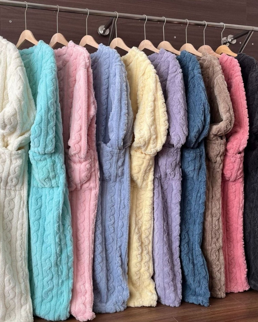 Kathi | Kuscheldecke zum Anziehen mit Taschen – Alle Farben