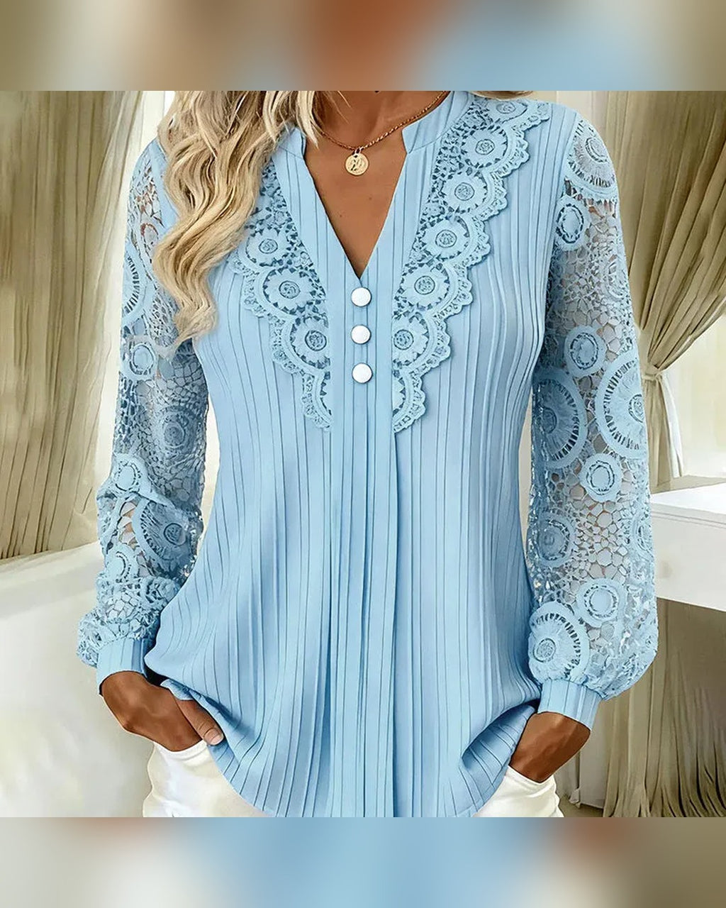Luise | Spitzenbluse mit V-Ausschnitt – Hellblau