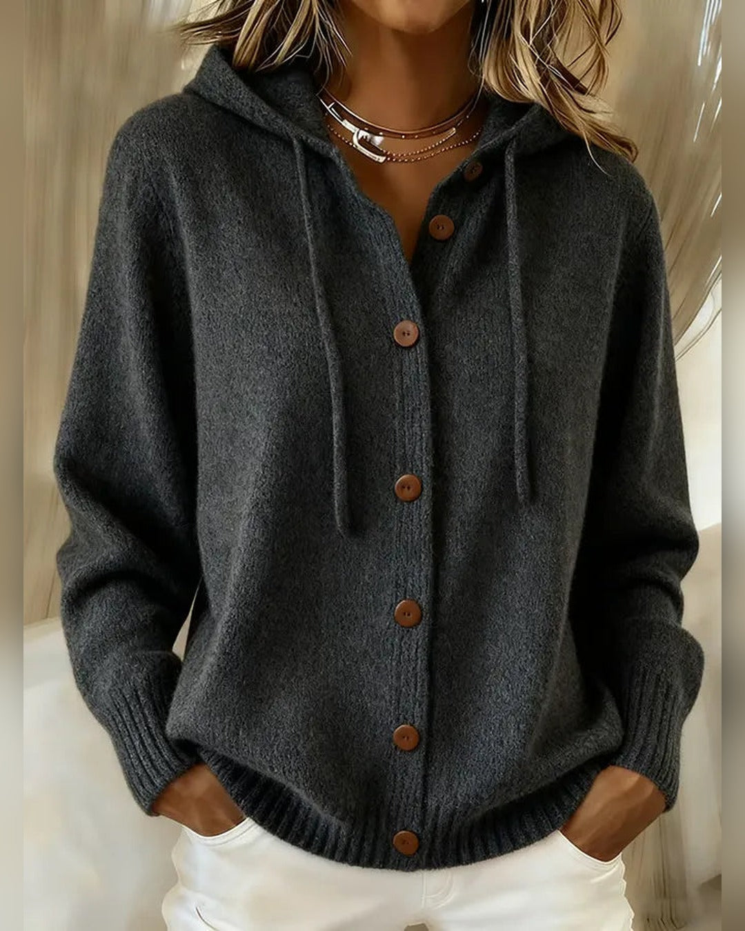 Martha | Strickjacke mit Kapuze und Knöpfen – Schwarz