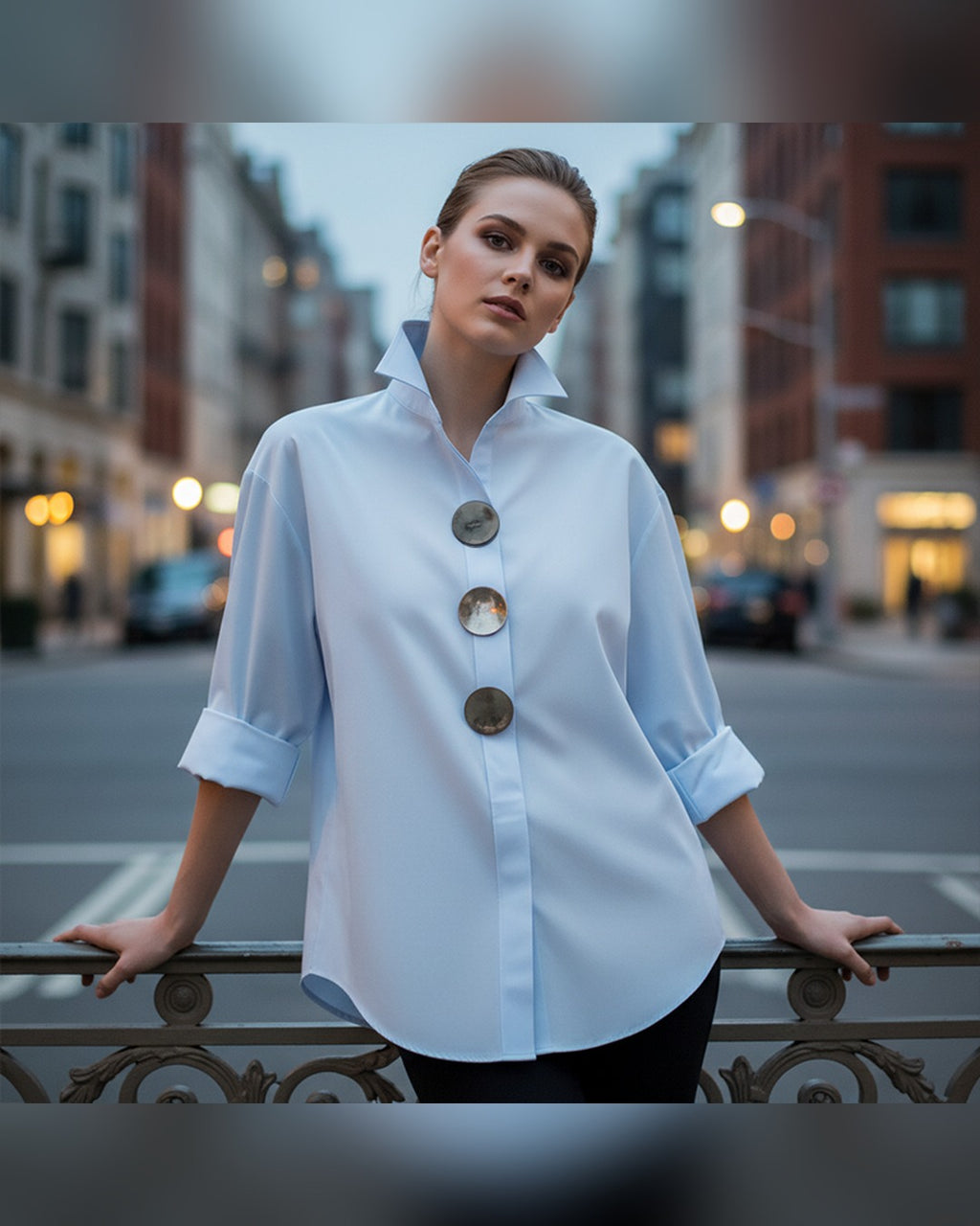 Vroni | Oversize-Bluse mit Zierknöpfen – Hellblau
