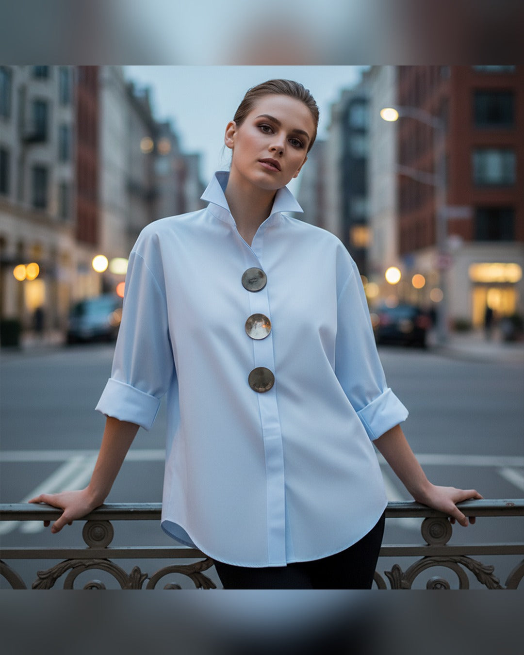 Vroni | Oversize-Bluse mit Zierknöpfen – Hellblau