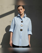 Vroni | Oversize-Bluse mit Zierknöpfen – Ansicht 2